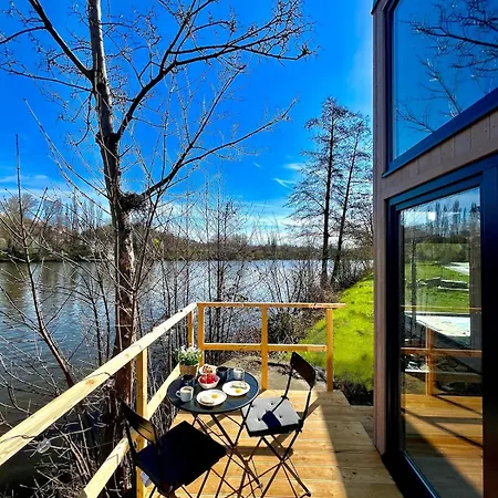 Ella, River Terrace, Free Parking